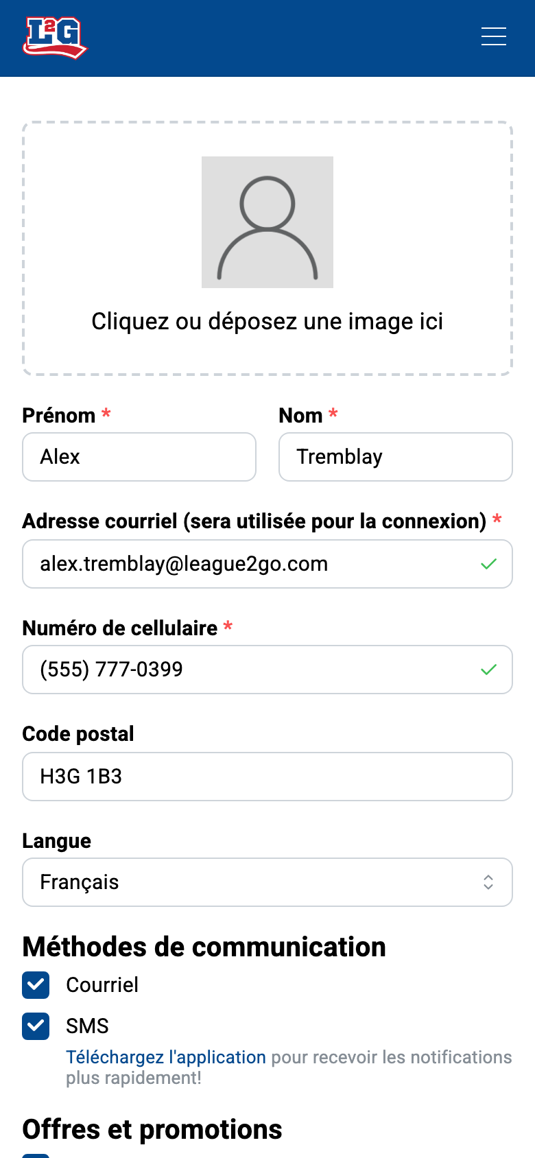 Chaque joueur choisit comment le joindre dans les préférences de communication de son profil : courriel, SMS ou notification mobile (push).