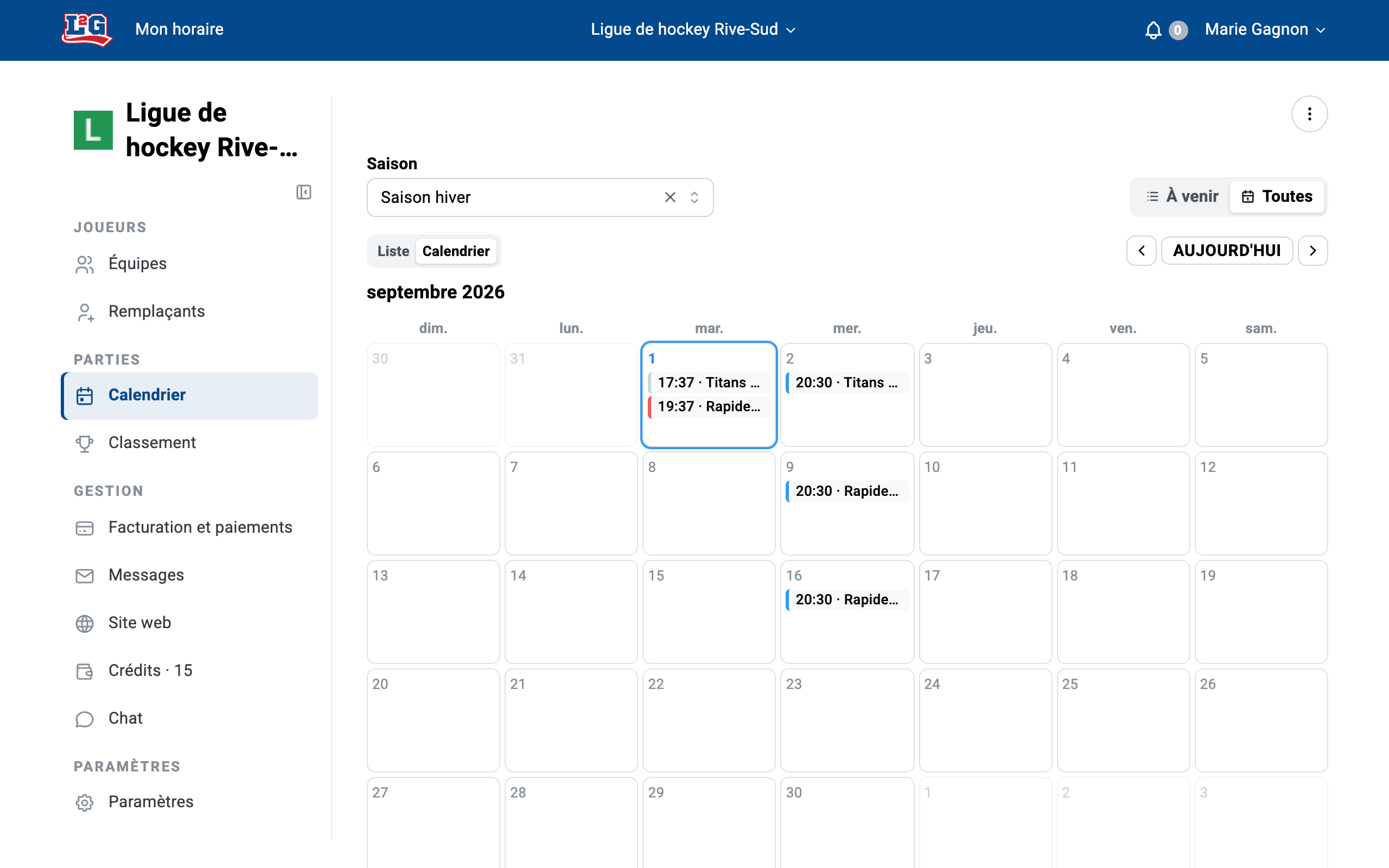 Les codes de couleur du calendrier mensuel : les parties à venir portent un accent bleu, une partie passée sans résultats est en rouge, et les parties complétées deviennent grises avec le pointage final.